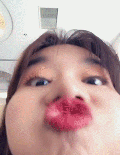 可爱美女搞怪嘟嘴的GIF动图gif动态gif搞笑图片