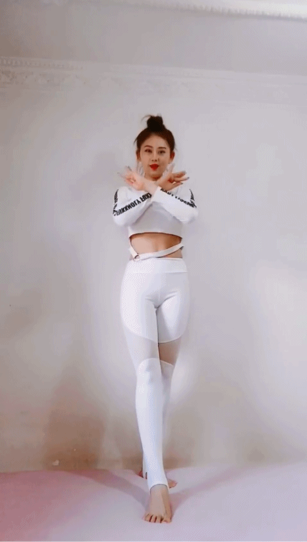 长腿丰满美女性感高难度站立劈叉GIF图gif动态gif搞笑图片