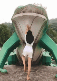 长腿美女站立劈叉一字马性感GIF动图gif动态gif搞笑图片