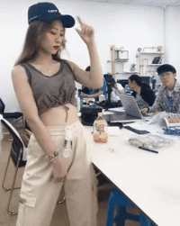 性感吊带美女漏腰扭腰跳舞的动图gif动态gif搞笑图片