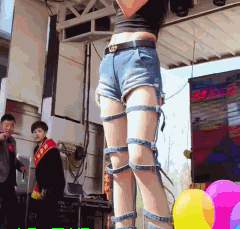 个性搞笑的破洞牛仔裤gif长腿美女动态图gif动态gif搞笑图片