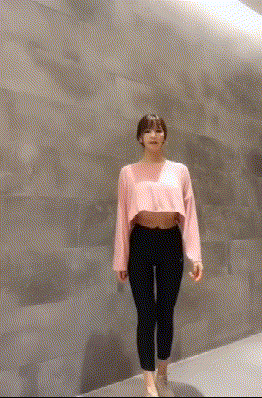 小蛮腰大胸美女漏腰性感诱惑GIF动图gif动态gif搞笑图片