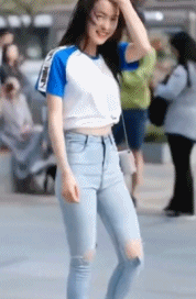 清纯长腿美女街拍劈叉一字马的GIF动图gif动态gif搞笑图片