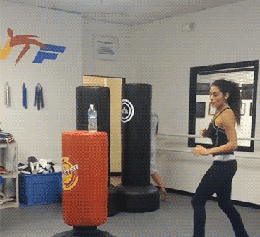 健身运动型美女踢沙袋性感帅气GIF动图gif动态gif搞笑图片