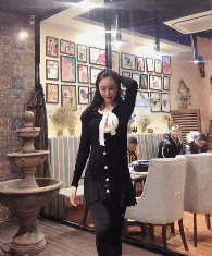 长腿美女紧身性感牛仔裤跳舞扭屁股GIF动图gif动态gif搞笑图片