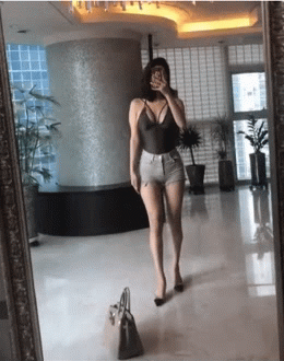 性感美女对镜子自拍秀身材GIF动态图gif动态gif搞笑图片