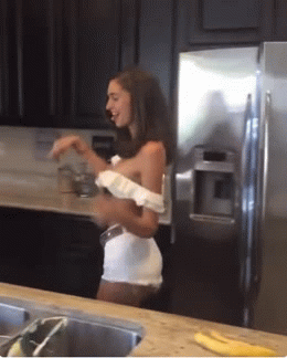 欧美性感美女扭屁股勾引诱惑GIF动图gif动态gif搞笑图片