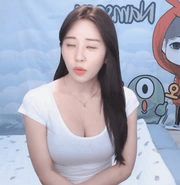 性感美女主播深V低胸装GIF动图gif动态gif搞笑图片