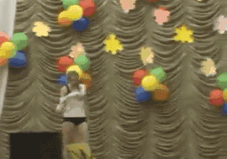 美女舞台表演跳舞失误摔跤救场的GIF动态图gif动态gif搞笑图片