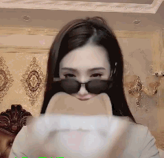抖音美女网红戴帽子的搞怪GIF动态图片gif动态gif搞笑图片