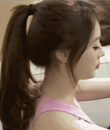 清纯性感美女高马尾辫低胸装诱惑GIF图gif动态gif搞笑图片