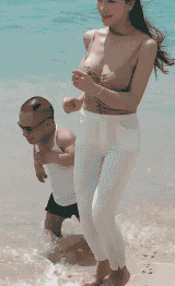 低胸吊带性感美女抖胸的GIF动态图gif动态gif搞笑图片