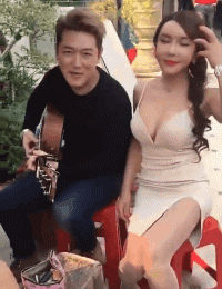 偷拍性感美女超短裙走光的GIF动态图片gif动态gif搞笑图片