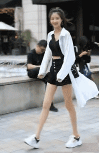 抖音长腿网红美女街拍比心街拍GIF动态图gif动态gif搞笑图片