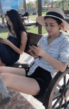 高颜值性感美女超短裤害羞微笑GIF动图gif动态gif搞笑图片