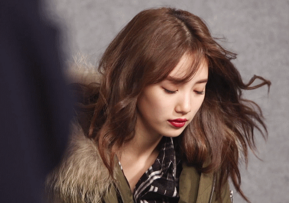 韩国美女波浪长发眼神诱惑GIF动图gif动态gif搞笑图片