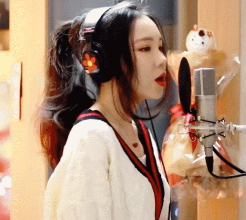 性感气质美女戴耳机唱歌的GIF动图gif动态gif搞笑图片