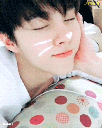 小鲜肉帅哥小奶狗闭眼睛卖萌GIF动态图gif动态gif搞笑图片