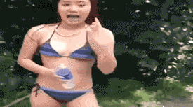 搞笑的比基尼美女作死GIF动图gif动态gif搞笑图片