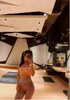 丰满身材美女健身对着镜子自拍GIF动图gif动态gif搞笑图片