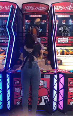 美女电玩城投篮球GIF动图gif动态gif搞笑图片