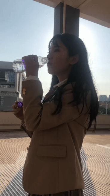清纯校园风美女喝水制服诱惑GIF动图gif动态gif搞笑图片