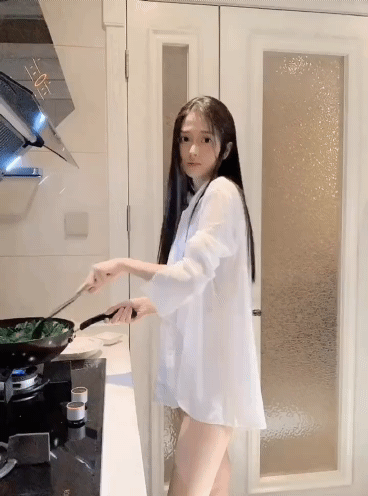 高颜值清纯美女厨房做饭卖萌GIF动图gif动态gif搞笑图片