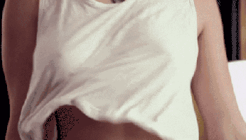 真空美女抖胸走光的GIF动态图片gif动态gif搞笑图片