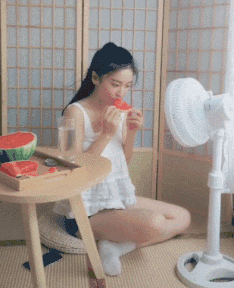 清纯美女长腿性感吃西瓜GIF动态图gif动态gif搞笑图片