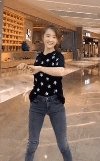 长腿美女cos变身路飞gif动态图片gif动态gif搞笑图片