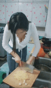 性感美女少妇做饭抖胸GIF动图gif动态gif搞笑图片