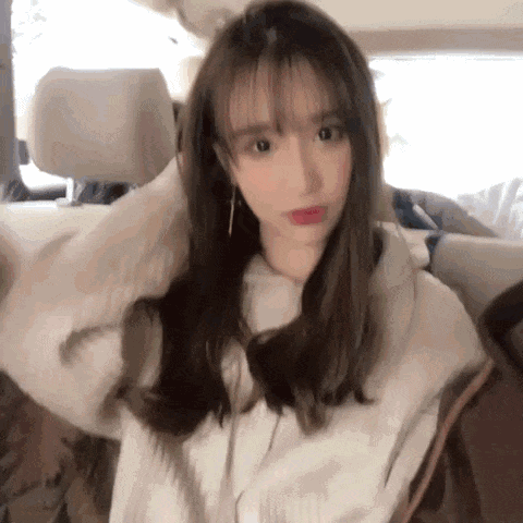 甜美清纯美女嘟嘴亲亲GIF动态表情包gif动态gif搞笑图片