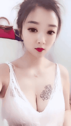 吊带深V性感纹身美女卖萌诱惑事业线GIF动图gif动态gif搞笑图片