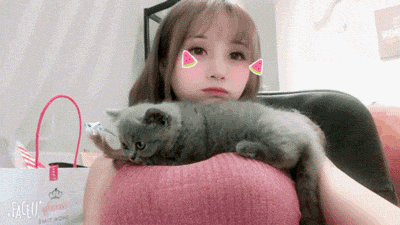 清纯可爱美女抱着猫合影自拍GIF动态图gif动态gif搞笑图片