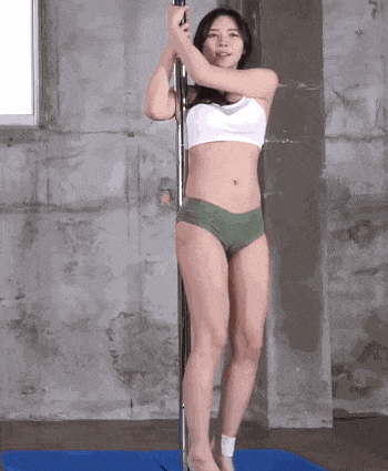 性感比基尼内衣美女跳钢管舞GIF动态图gif动态gif搞笑图片