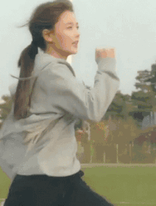 美女奔跑抖胸GIF动态图gif动态gif搞笑图片