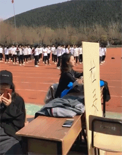 偷拍美女校花完美侧颜GIF动态图gif动态gif搞笑图片