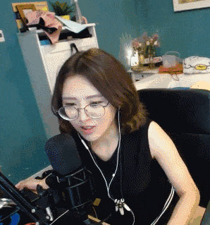 美女主播摔倒事故的搞笑动图gif动态gif搞笑图片