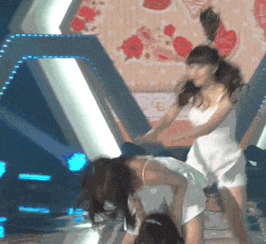 大胸性感美女走光GIF动图gif动态gif搞笑图片