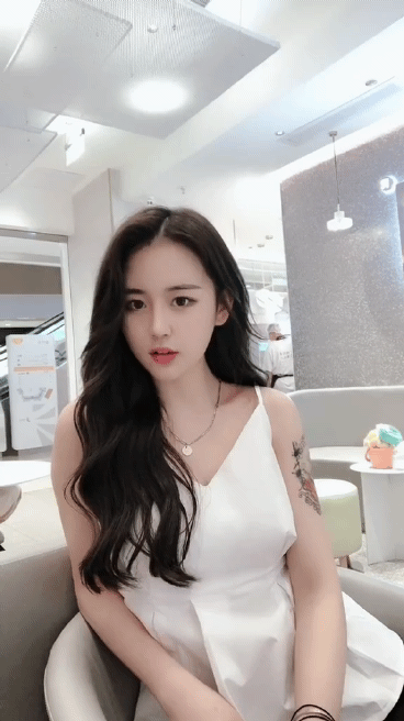 高颜值性感美女网红嘟嘴卖萌GIF动态图片gif动态gif搞笑图片