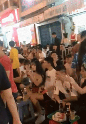 夜市偷拍性感大胸美女GIF动图gif动态gif搞笑图片