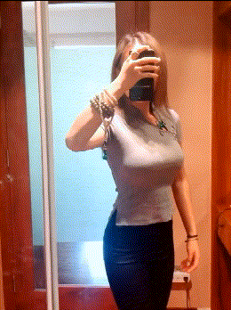 大胸美女对镜子秀身材自拍GIF动态图gif动态gif搞笑图片