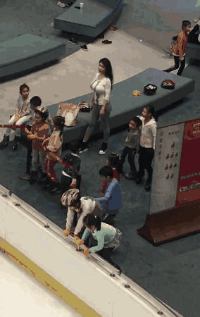 偷拍性感大胸美女老师GIF动图gif动态gif搞笑图片