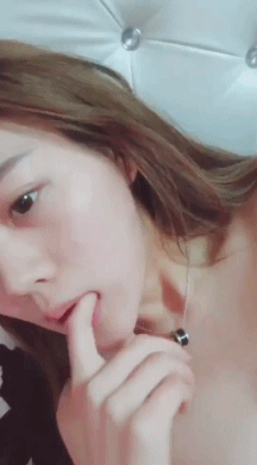 性感美女咬手指诱惑勾引GIF动图gif动态gif搞笑图片