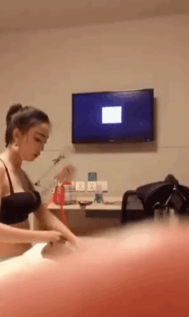 偷拍美女换衣服GIF动图gif动态gif搞笑图片