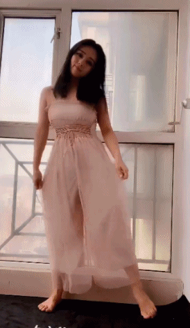 性感长腿美女站立劈叉的动态图gif动态gif搞笑图片