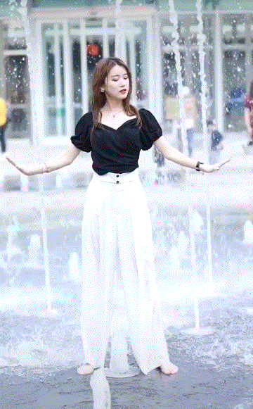 性感美女走光尴尬瞬间的动态图片gif动态gif搞笑图片