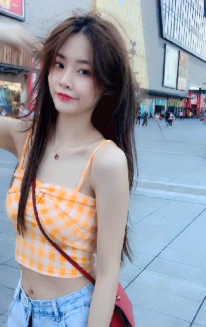 极品美女性感吊带背心撩头发勾引GIF动图gif动态gif搞笑图片