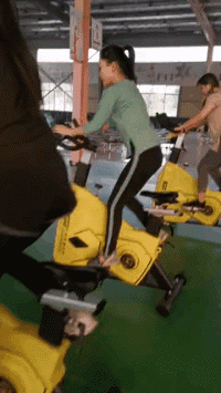 美女健身房骑单车GIF动态图gif动态gif搞笑图片