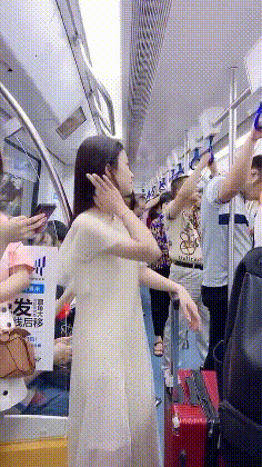 地铁偷拍美女GIF动态图gif动态gif搞笑图片